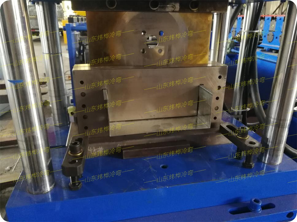 新型pz30配電箱成型設(shè)備 pz30配電箱流水線生產(chǎn) 每小時可生產(chǎn)約350個